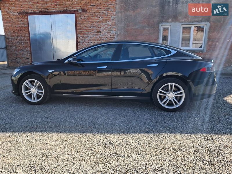 Лифтбек Tesla Model S 2014 в Радехове