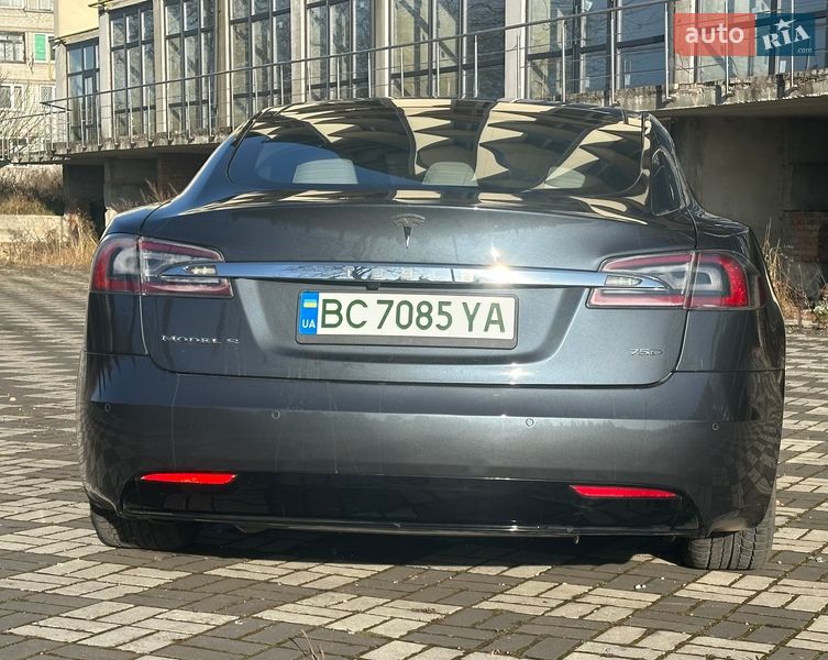 Лифтбек Tesla Model S 2016 в Буске