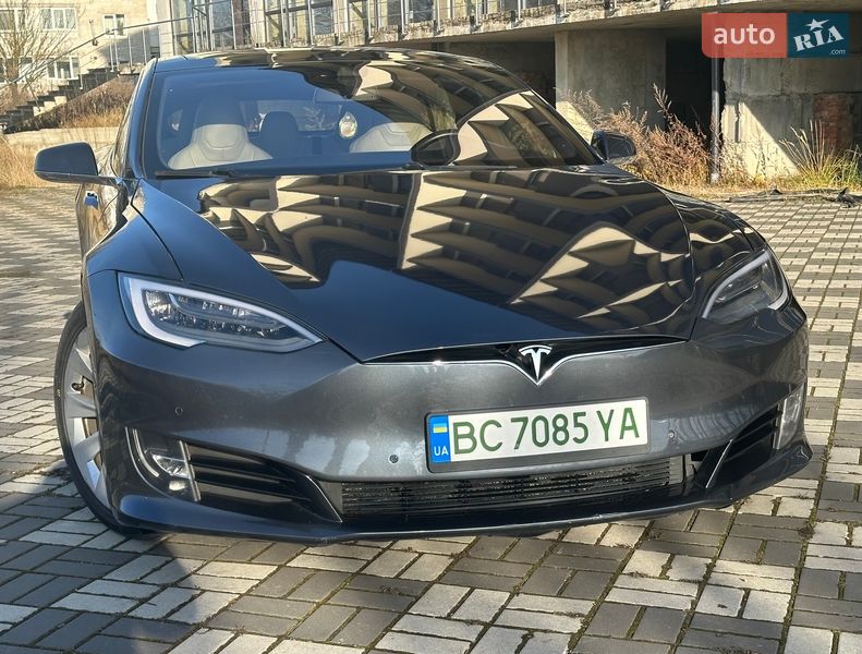 Лифтбек Tesla Model S 2016 в Буске