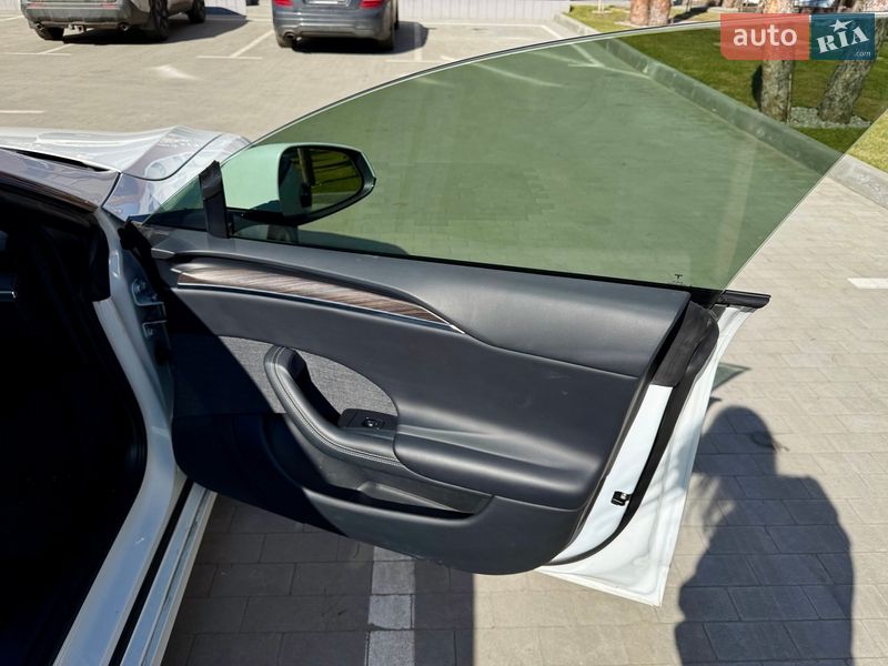 Лифтбек Tesla Model S 2023 в Киеве