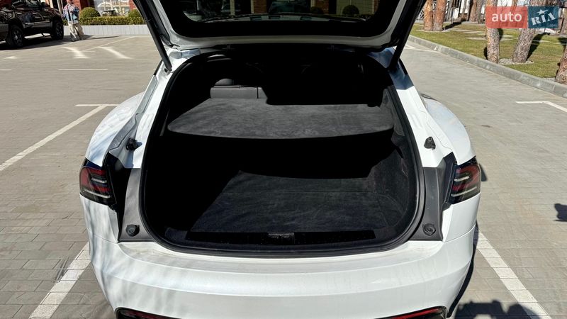 Лифтбек Tesla Model S 2023 в Киеве