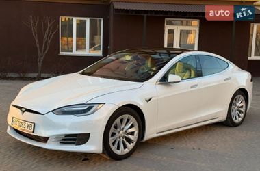 Лифтбек Tesla Model S 2017 в Дубно