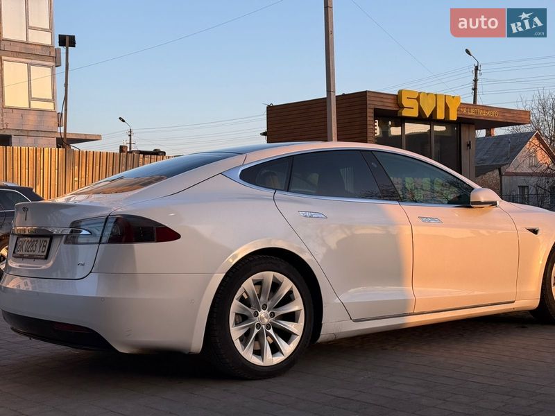 Лифтбек Tesla Model S 2017 в Дубно