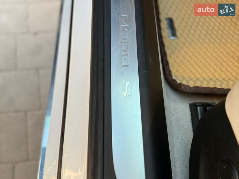 Лифтбек Tesla Model S 2017 в Дубно
