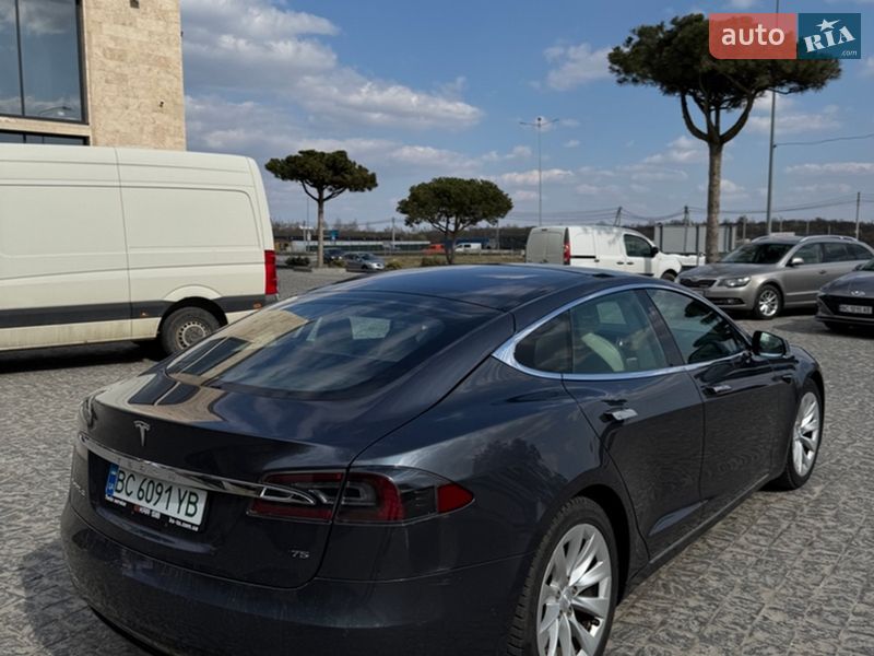 Лифтбек Tesla Model S 2017 в Львове