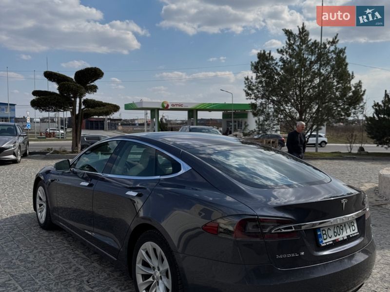 Лифтбек Tesla Model S 2017 в Львове