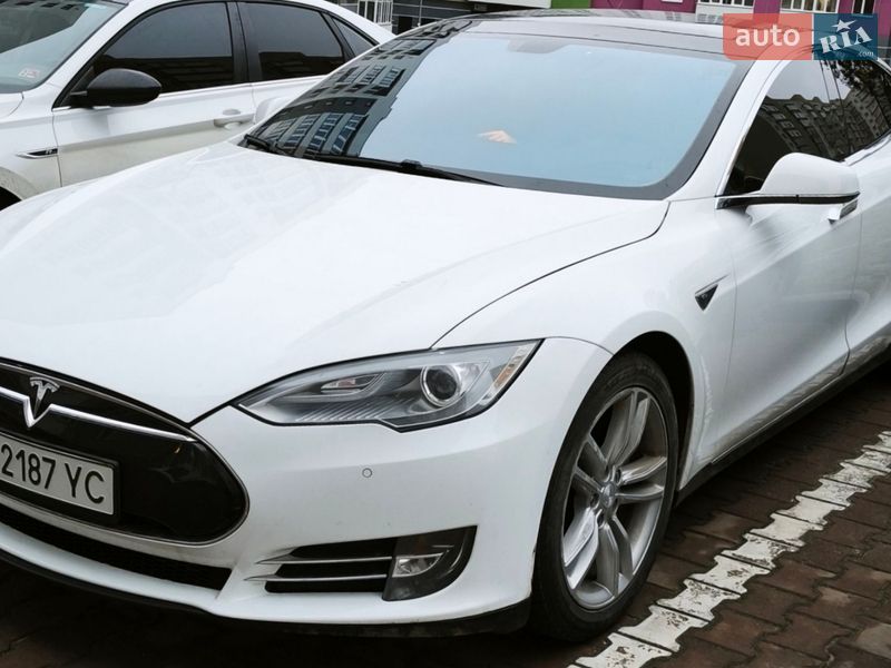 Лифтбек Tesla Model S 2014 в Львове