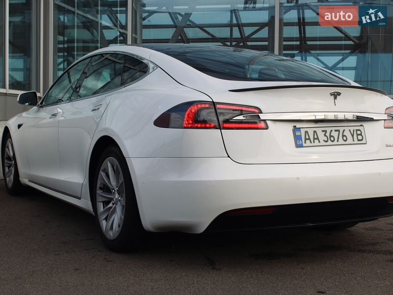 Лифтбек Tesla Model S 2019 в Киеве