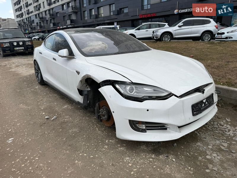 Лифтбек Tesla Model S 2016 в Львове