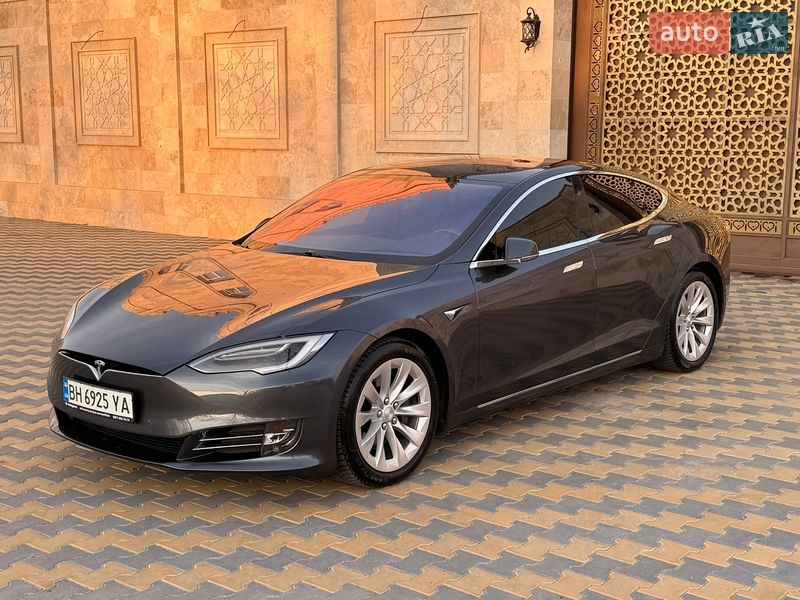 Ліфтбек Tesla Model S 2017 в Одесі