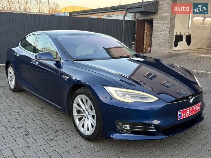 Лифтбек Tesla Model S 2018 в Ровно