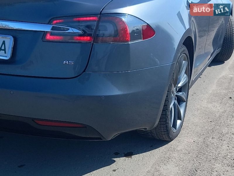 Лифтбек Tesla Model S 2014 в Умани