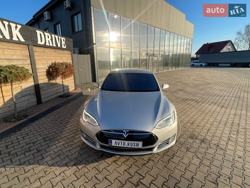 Лифтбек Tesla Model S 2015 в Луцке фото Лифтбек Tesla Model S 2015 в Луцке