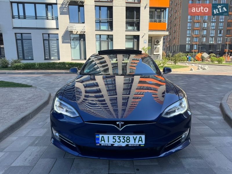 Лифтбек Tesla Model S 2016 в Киеве