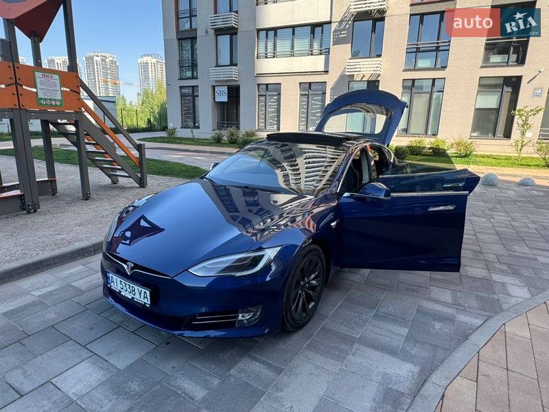 Лифтбек Tesla Model S 2016 в Киеве
