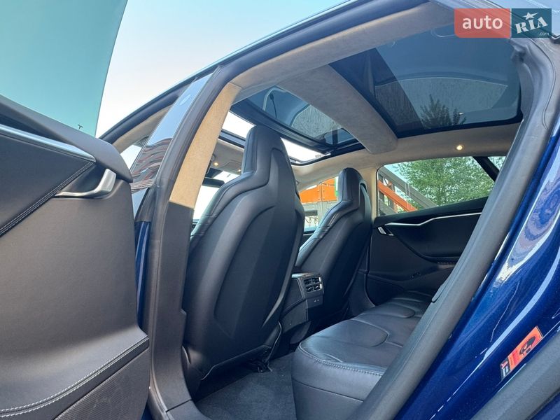 Лифтбек Tesla Model S 2016 в Киеве