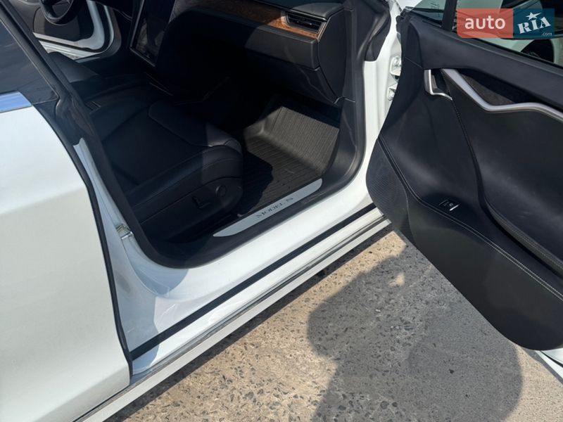 Ліфтбек Tesla Model S 2018 в Софіївській Борщагівці