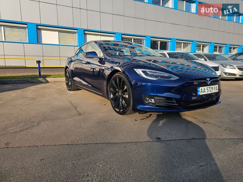 Лифтбек Tesla Model S 2017 в Киеве