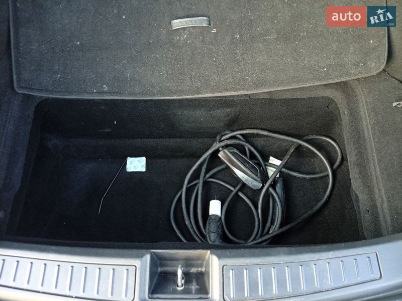 Лифтбек Tesla Model S 2017 в Киеве