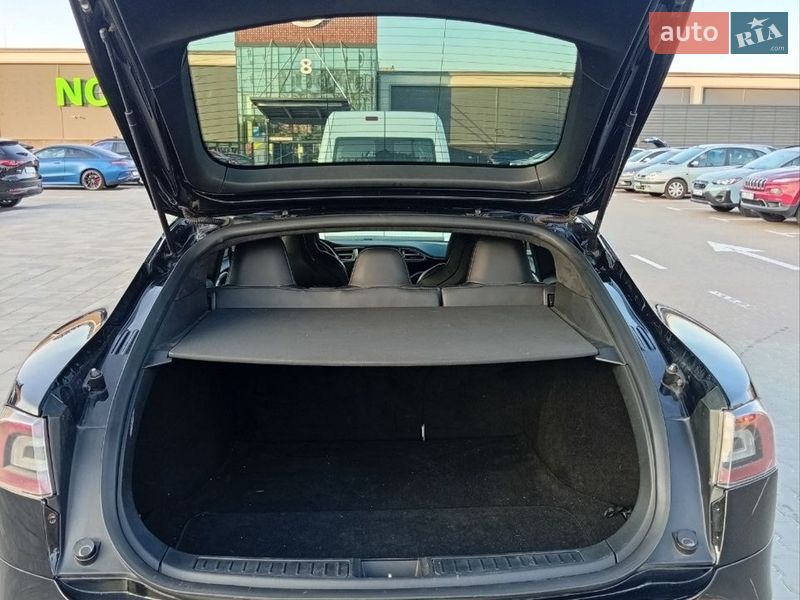 Лифтбек Tesla Model S 2017 в Киеве