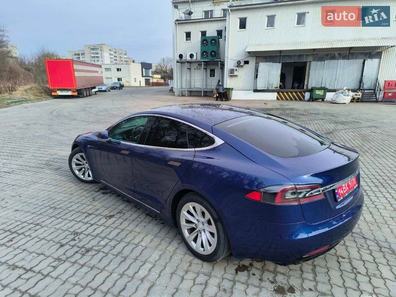 Лифтбек Tesla Model S 2017 в Львове