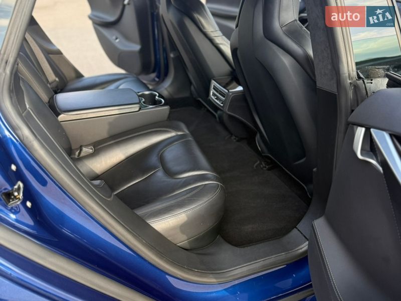 Лифтбек Tesla Model S 2015 в Александрие