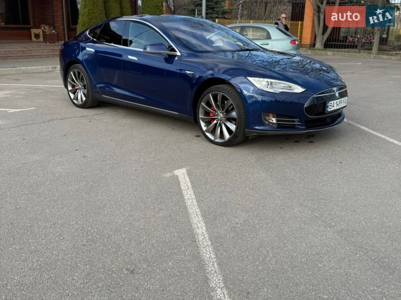 Лифтбек Tesla Model S 2015 в Александрие