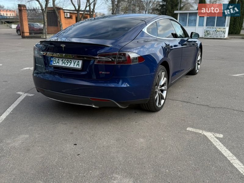 Лифтбек Tesla Model S 2015 в Александрие