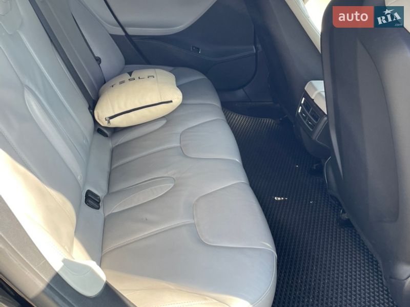 Ліфтбек Tesla Model S 2014 в Дніпрі