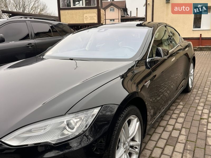 Ліфтбек Tesla Model S 2015 в Чернівцях фото 5 Ліфтбек Tesla Model S 2015 в Чернівцях