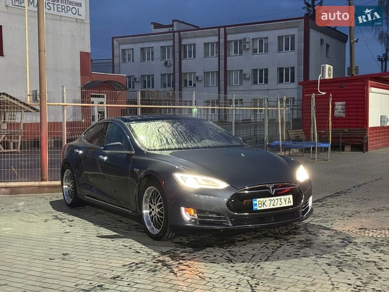 Ліфтбек Tesla Model S 2015 в Рівному