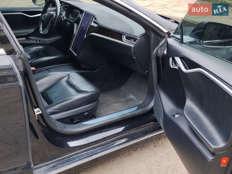 Лифтбек Tesla Model S 2016 в Ивано-Франковске