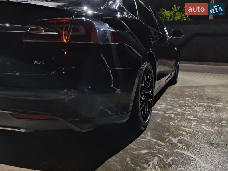 Лифтбек Tesla Model S 2014 в Львове