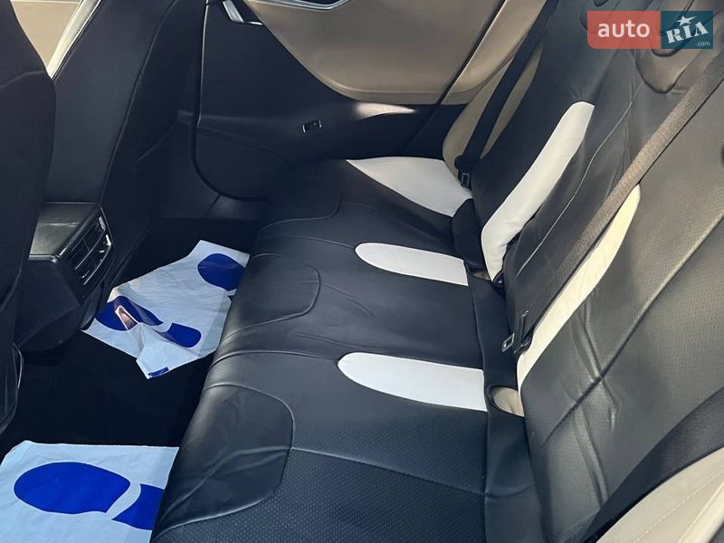 Ліфтбек Tesla Model S 2013 в Львові