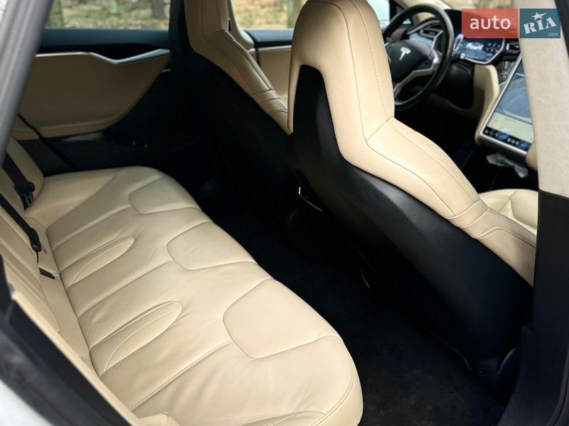 Ліфтбек Tesla Model S 2015 в Кропивницькому