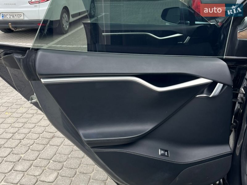 Лифтбек Tesla Model S 2017 в Львове
