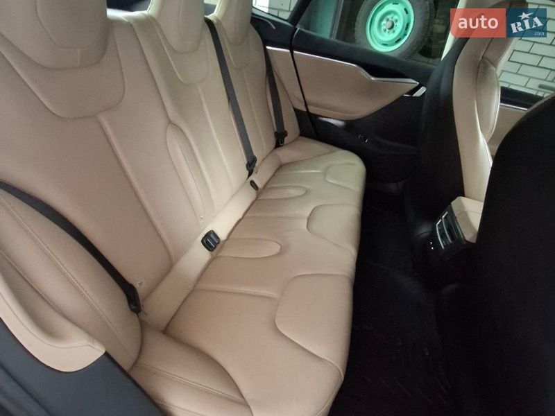 Ліфтбек Tesla Model S 2017 в Дніпрі