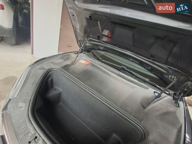 Ліфтбек Tesla Model S 2017 в Дніпрі