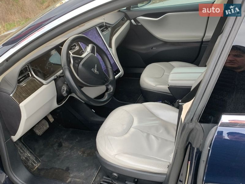 Ліфтбек Tesla Model S 2013 в Львові