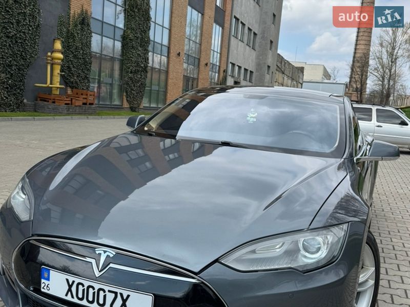 Ліфтбек Tesla Model S 2014 в Чернівцях