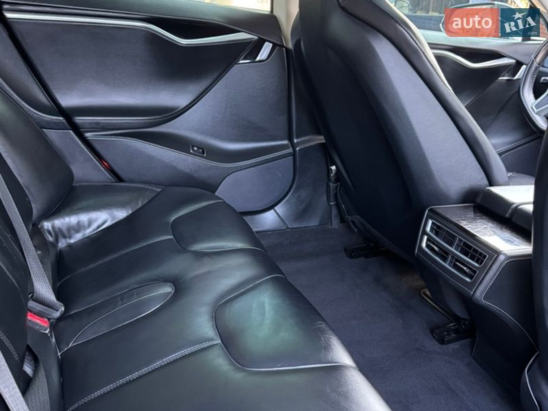 Ліфтбек Tesla Model S 2014 в Чернівцях