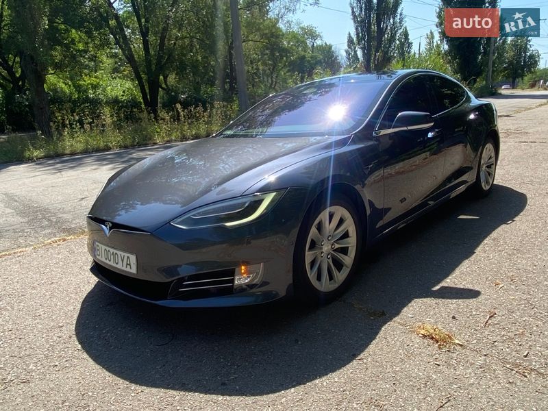 Лифтбек Tesla Model S 2017 в Кременчуге