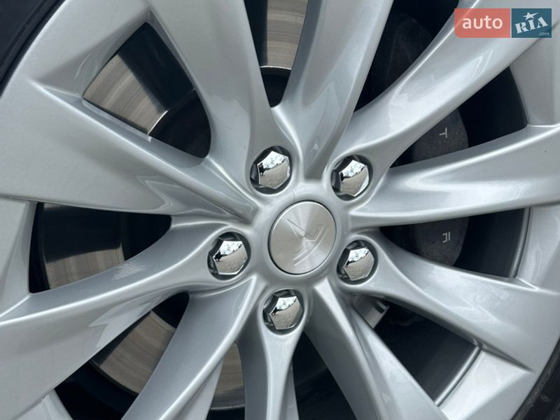 Лифтбек Tesla Model S 2016 в Ивано-Франковске