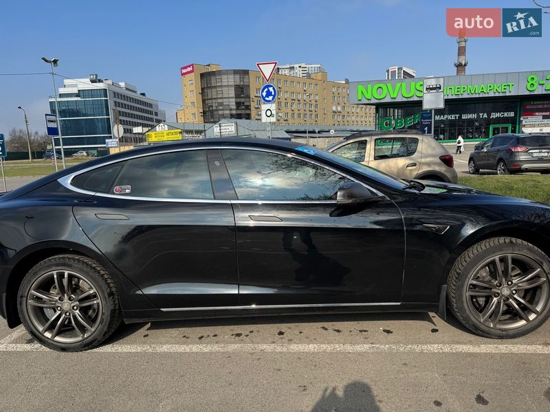 Лифтбек Tesla Model S 2016 в Киеве
