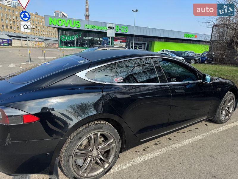 Лифтбек Tesla Model S 2016 в Киеве