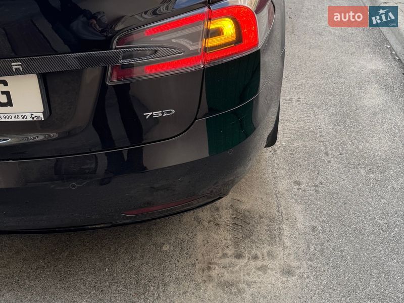 Лифтбек Tesla Model S 2016 в Киеве