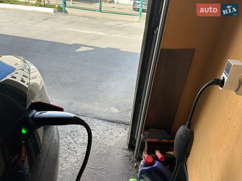 Лифтбек Tesla Model S 2017 в Киеве