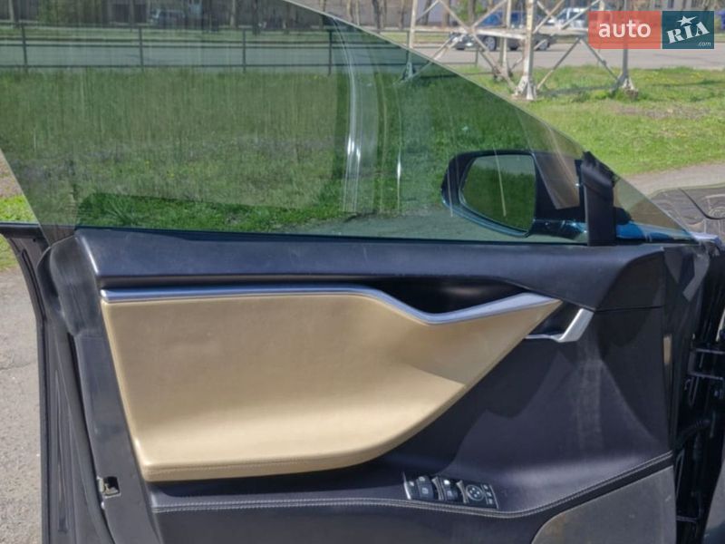 Лифтбек Tesla Model S 2016 в Николаеве