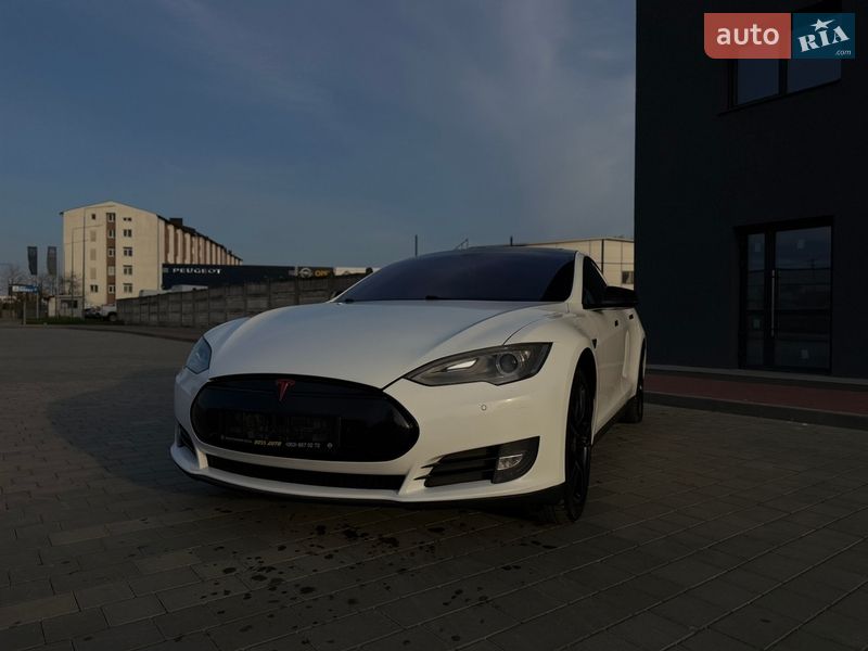 Лифтбек Tesla Model S 2013 в Ивано-Франковске фото Лифтбек Tesla Model S 2013 в Ивано-Франковске