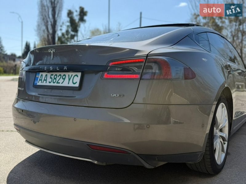 Лифтбек Tesla Model S 2015 в Каневе